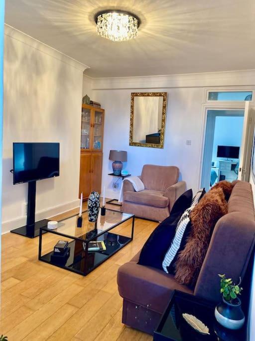 2 Bedroom Flat In Camberwell Green - Central Location With Excellent Connections To Tourist Attractions And Main London Airports Dış mekan fotoğraf