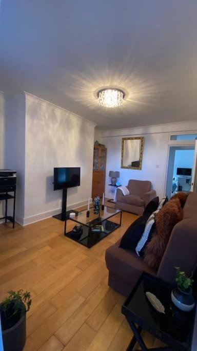 2 Bedroom Flat In Camberwell Green - Central Location With Excellent Connections To Tourist Attractions And Main London Airports Dış mekan fotoğraf